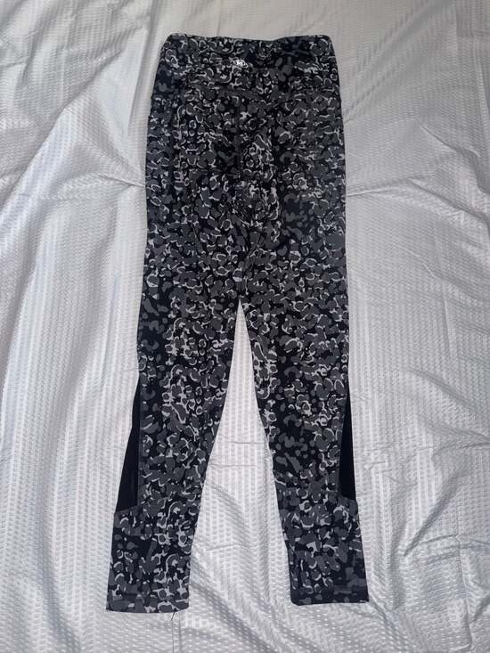 Kay Unger Mid-Rise Gray and Black Camo Patterned Mesh Panel Workout Leggings Siz - Picture 2 of 3